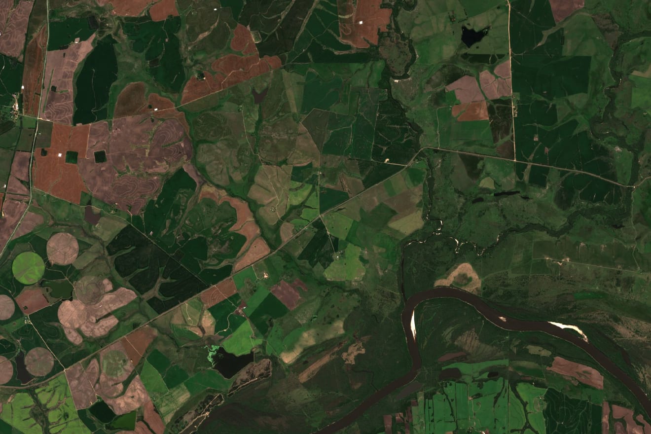 Natural-color satellite image, 18 by 12 kilometers: cropland and grassland along the Río Negro in western Uruguay, on September 24, 2025.